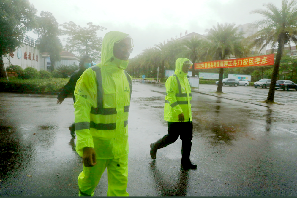 你们执笔纵剑，驰骋考场；我们全力以赴，在暴雨中保驾护航