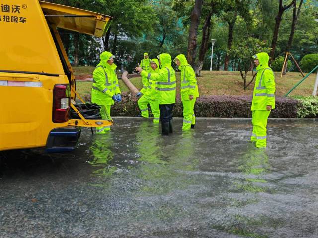 暴雨中的横琴：道路车通人通